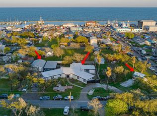 106 N 3rd St, Rockport, TX 78358