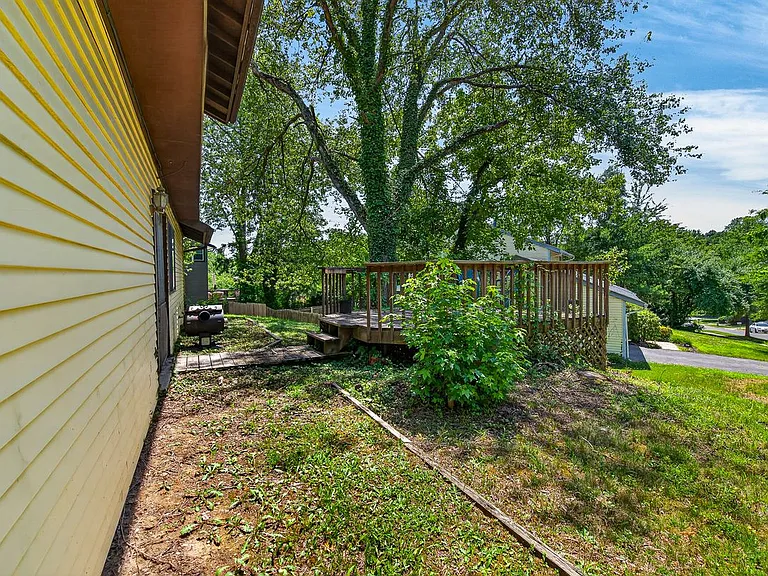 8801 Monmouth Dr — Photo 8
