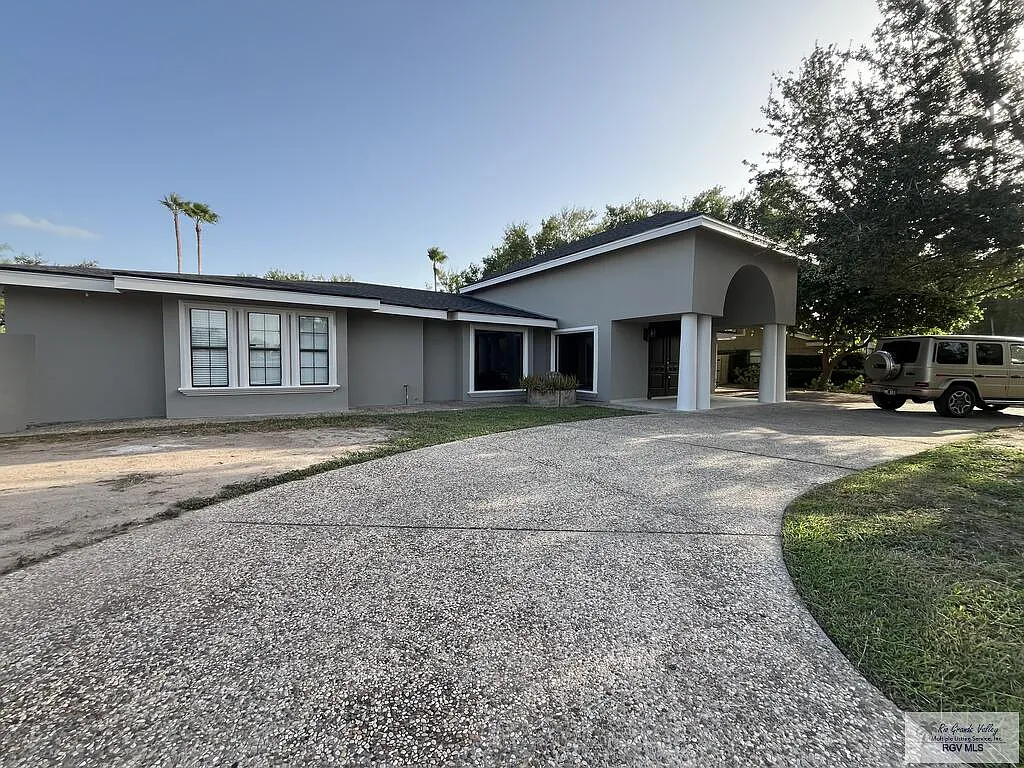 3 bed, 3.5 bath, 3307 sqft, $3,950 — Photo 2