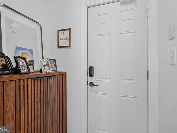 2nd image of 2046 E Huntingdon St #3R