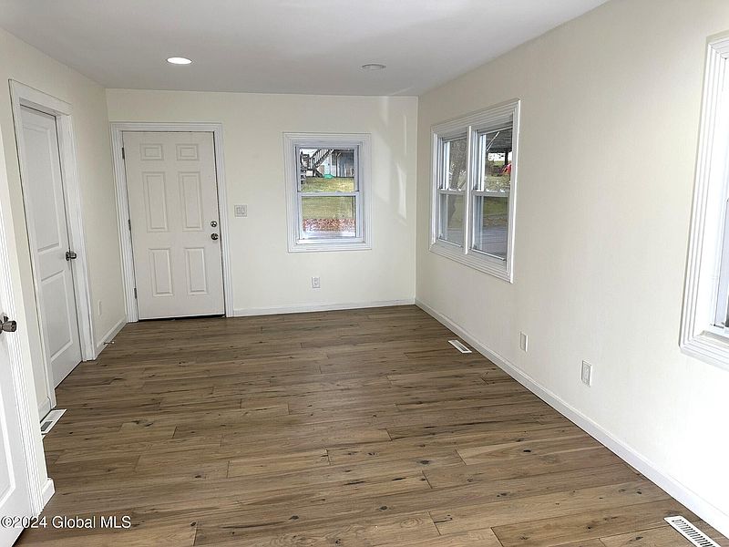 4th image of 122 Cliffe Avenue