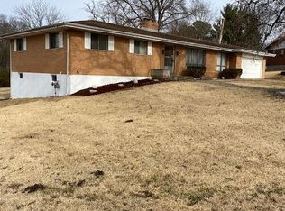 2 Ranch Ct, Florissant, MO 63033