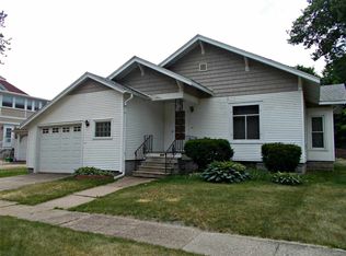 209 5th St SW, Independence, IA 50644