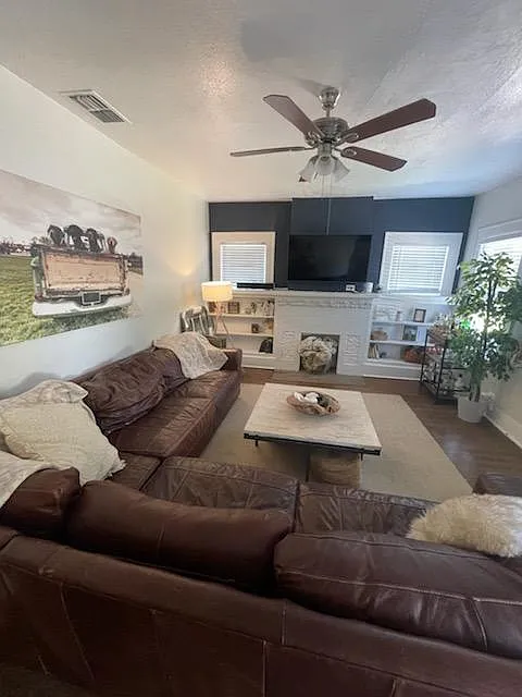 2 bed, 1270 sqft, $2,450 — Photo 2