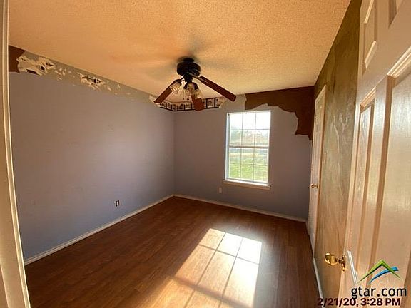 4th image of 2221 Royal Dr W