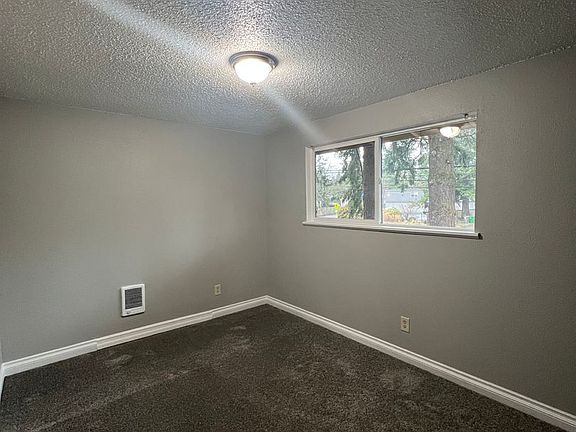 4th image of 15850 NE Glisan St #8