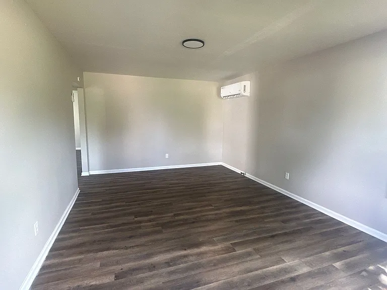 230 W Thomas St — Photo 8