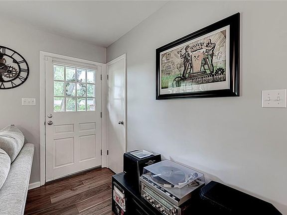 4th image of 5805 N Dearborn St