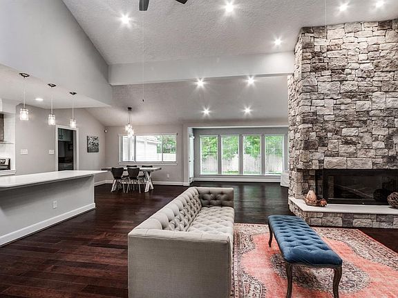 3rd image of 2227 Seven Oaks Dr