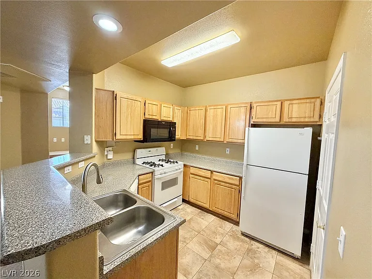 8555 W Russell Rd #2021 — Photo 9