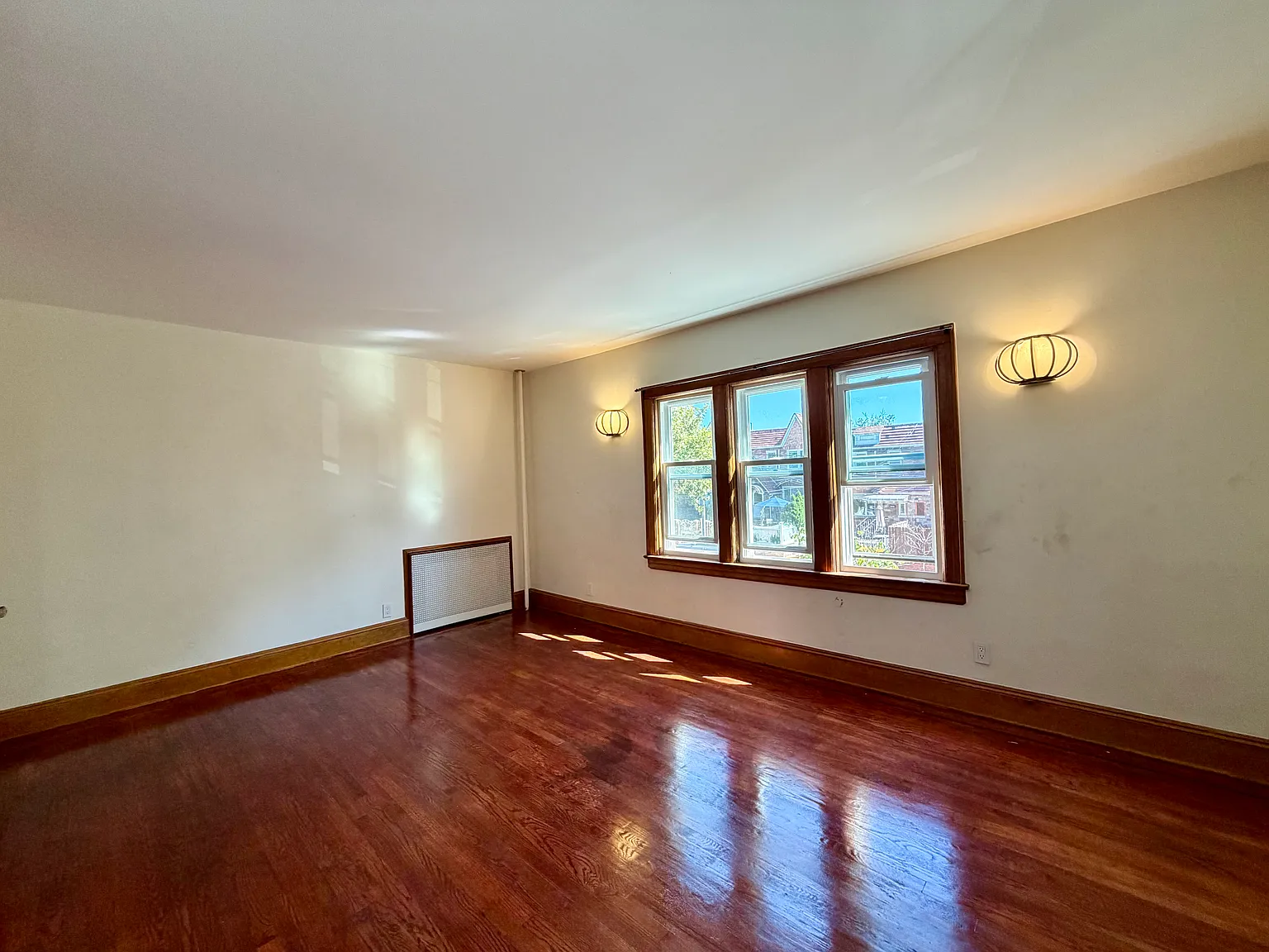 4 bed, 1.5 bath, 1100 sqft, $3,500 — Photo 2