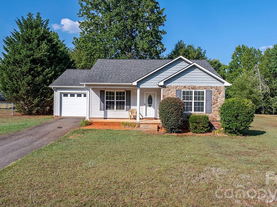 1st image of 3844 Bridle Path Dr