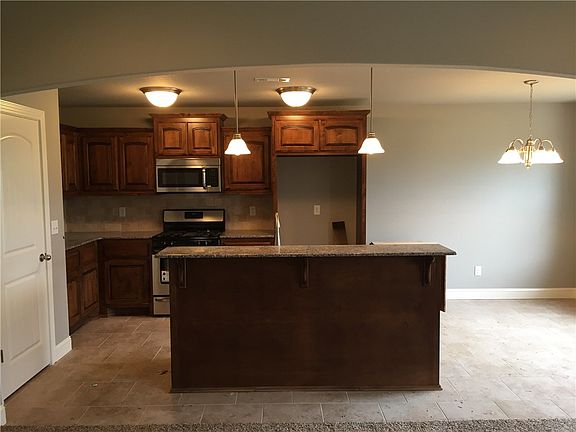 5th image of 805 Almond St
