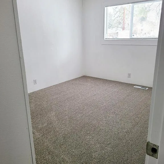 303 E Christina St — Photo 3