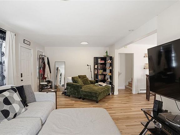 4th image of 20-22 Mount Pleasant View Ave