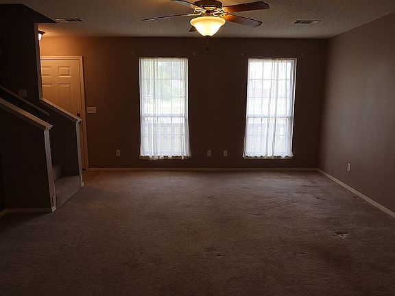 3rd image of 601 Douglas Cir