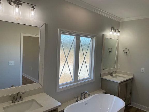 4th image of 584 Woodridge Ln
