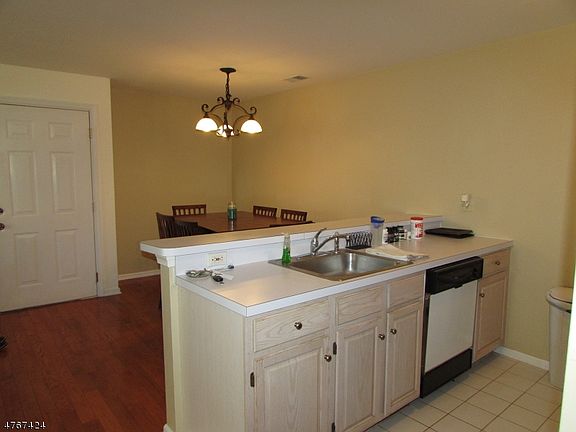 4th image of 8 Genoble Rd