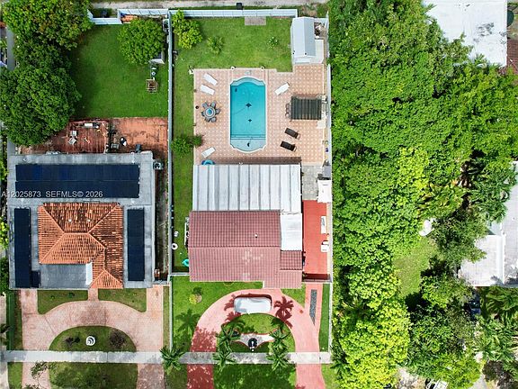 2nd image of 556 La Villa Dr