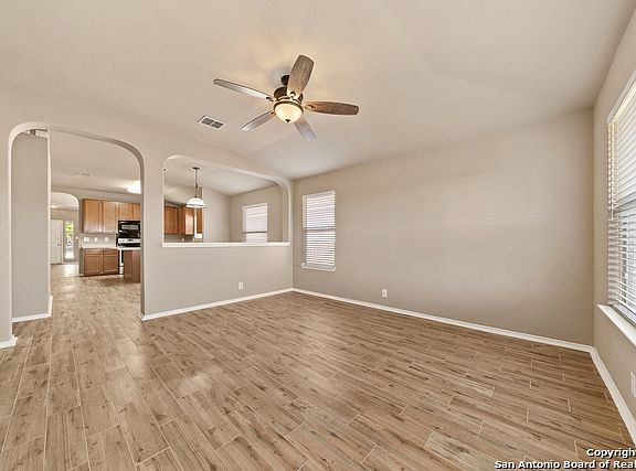 4th image of 138 Roadrunner Ave