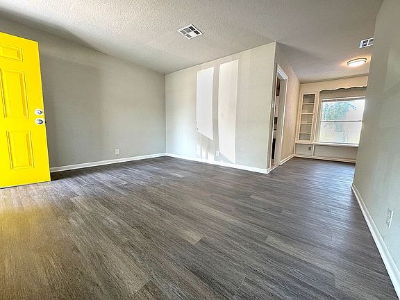 5th image of 127 Basswood Dr