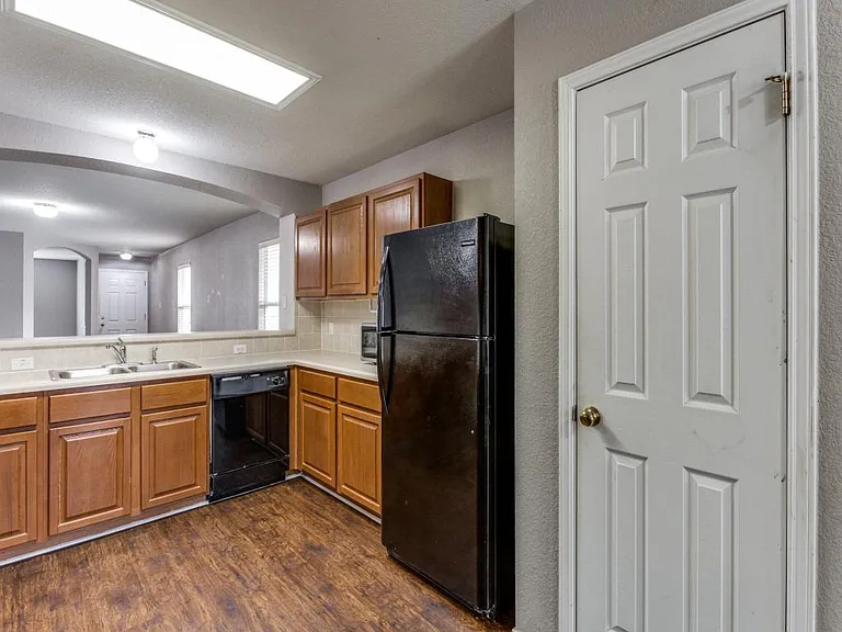 105 Loryn Dr — Photo 6