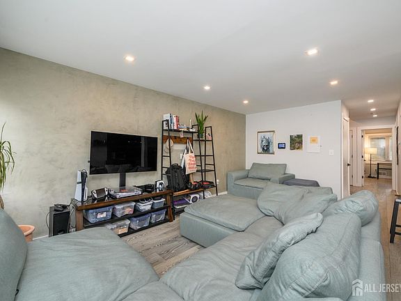 5th image of 24 Chelsea Ct