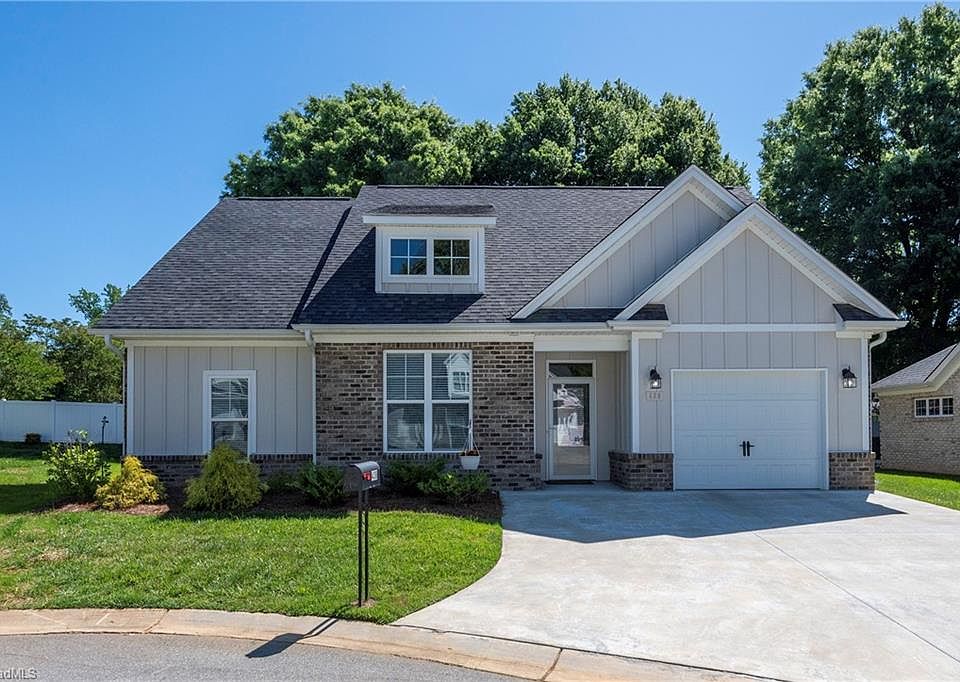 1st image of 438 Fernwood Dr