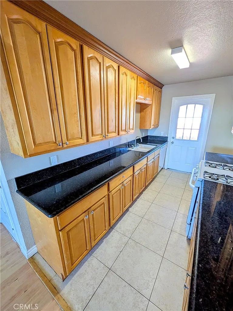 2 bed, 760 sqft, $2,300 — Photo 4