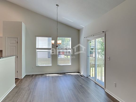 5th image of 636 Norfolk Sq N