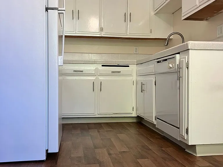 Parkway Plaza Apartments — Photo 15