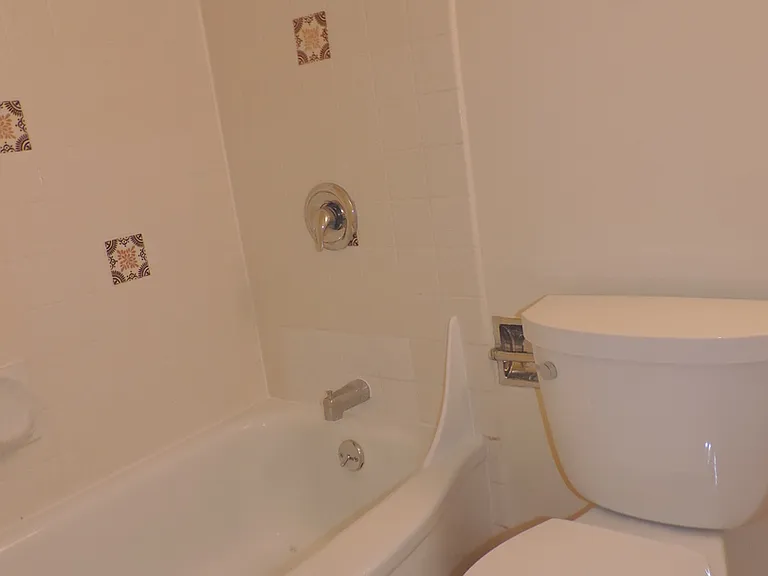 Eugene Manor Apartments — Photo 42
