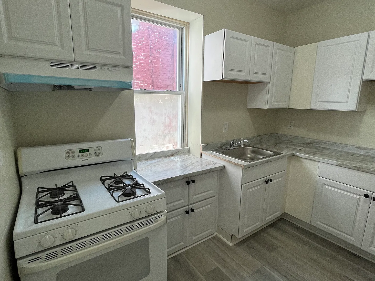 4 bed, $2,200 — Photo 2