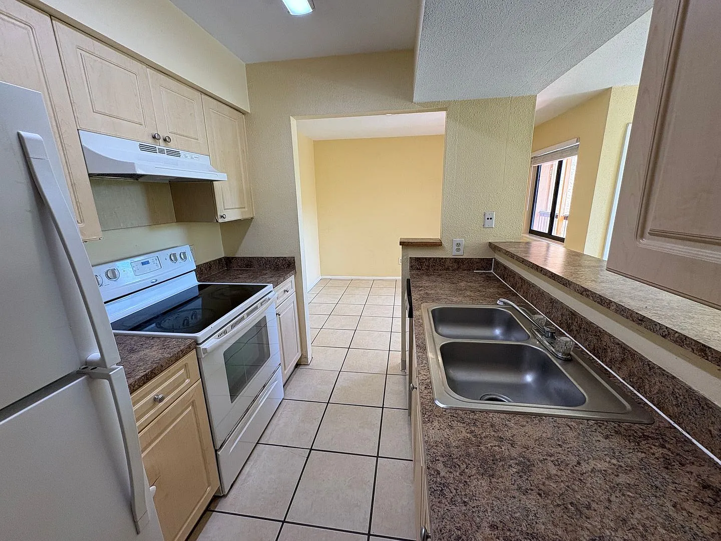 Available Now 1/1 Condo For Rent In Fort Myers — Photo 3