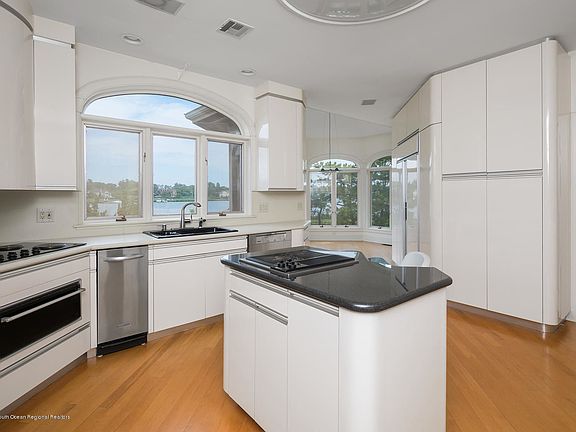 5th image of 9 Oyster Bay Dr