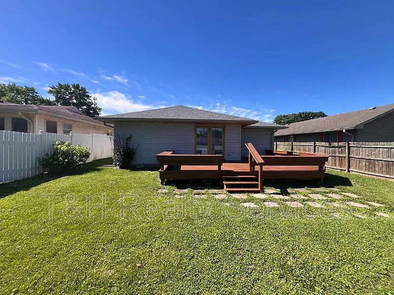 110 Pennsylvania Ct — Photo 3