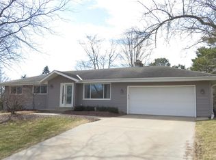 1498 Knoll Ter, Oconomowoc, WI 53066