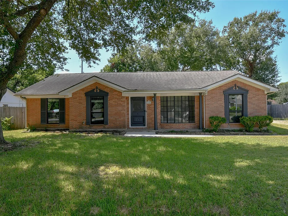 1126 Robert St