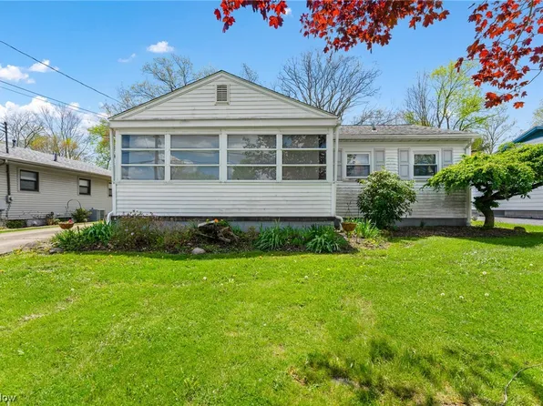 1051 Doris Dr, Hubbard, OH 44425