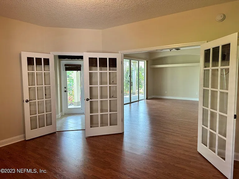 1439 Barrington Cir — Photo 16