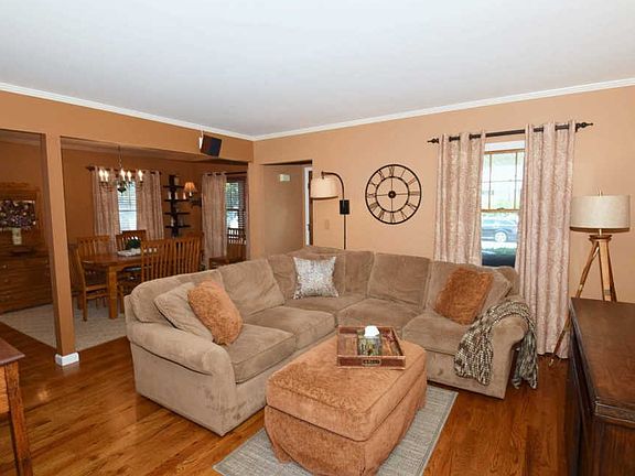 4th image of 160 Gerard Ave