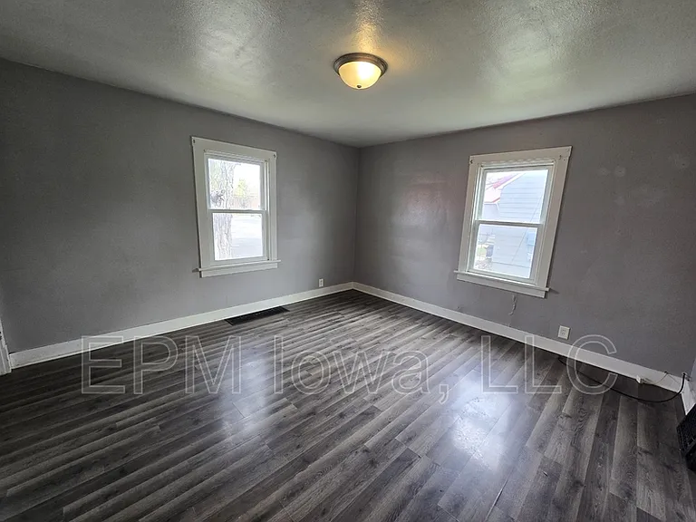 609 1st St W #D — Photo 7