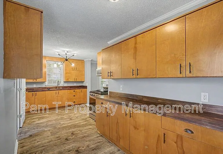 212 W 58th St — Photo 13