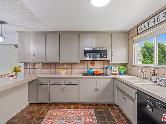 4th image of 24343 Vanowen St
