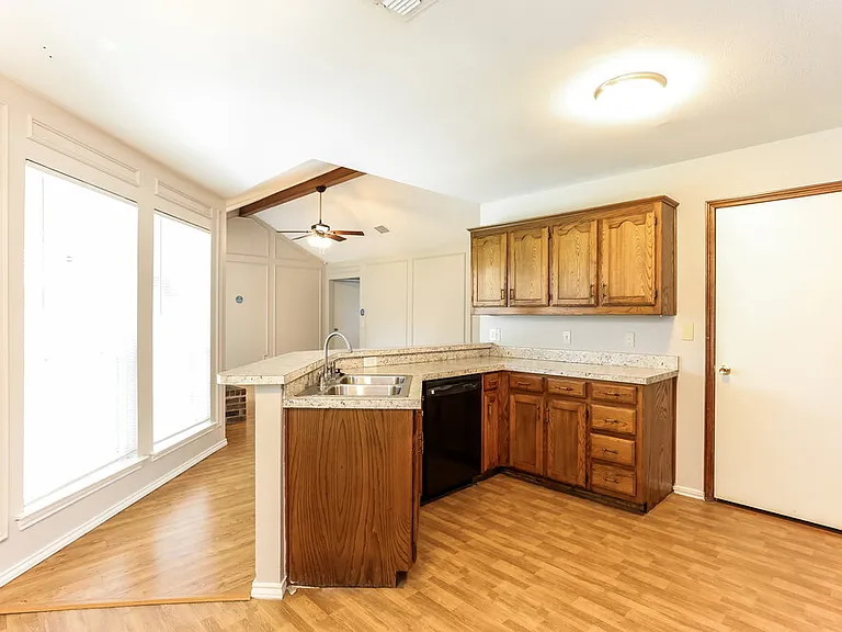 704 Brookhaven Dr — Photo 8