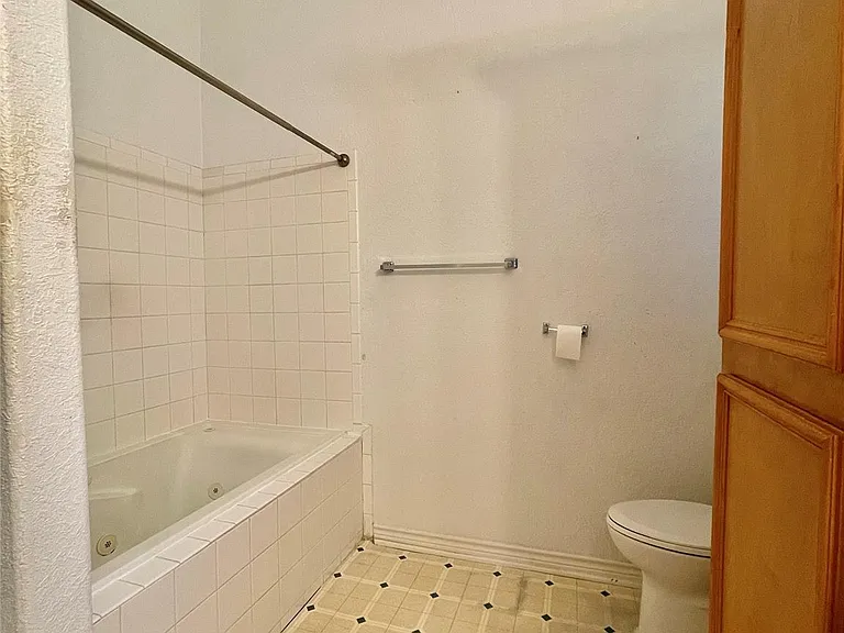 704 Manor Dr — Photo 14