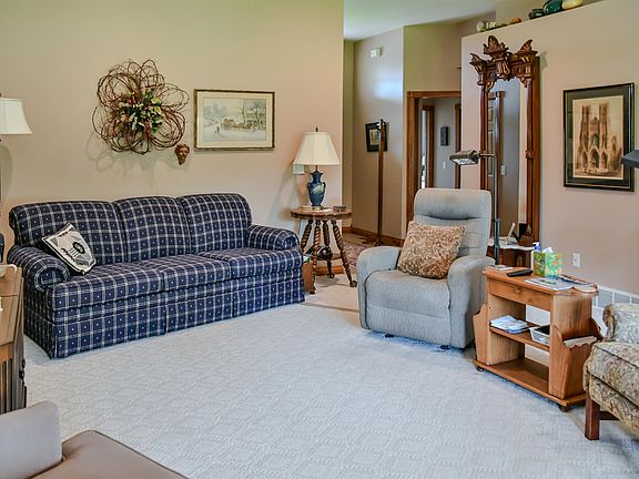 3rd image of 3135 Creekwood Cir