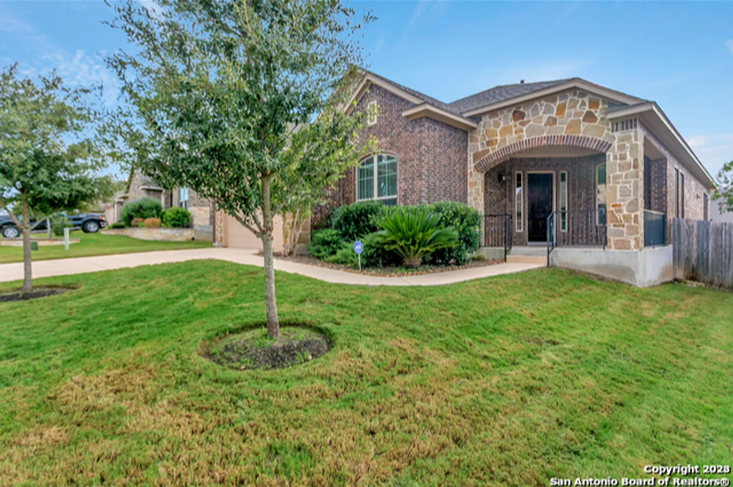 4 Bedrooms, 4 Bathrooms Located In Wortham Oaks Subdivision — Photo 2