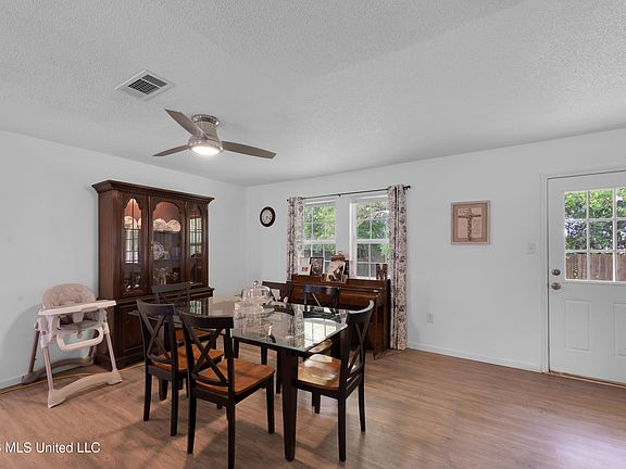 4th image of 15732 Parkwood Dr S