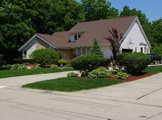 30727 Country Ridge Cir, Farmington Hills, MI 48331